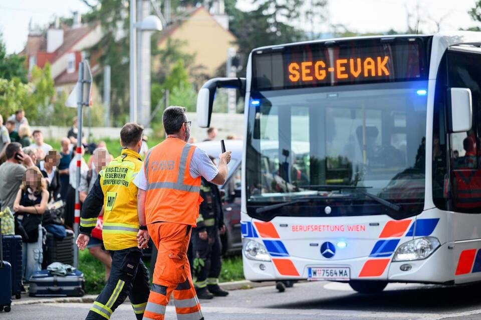 400 ICE-Passagiere aus Tunnel bei Wien gerettet 400 ICE-Passagiere aus Tunnel bei Wien gerettet