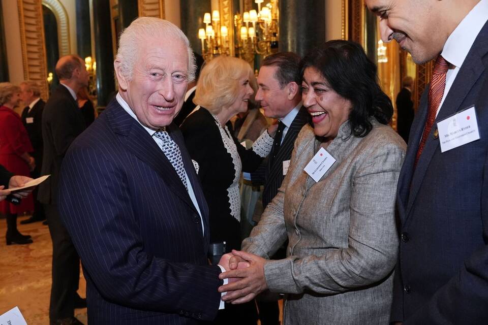 Gurinder Chadha (2.v.r) und König Charles III. 