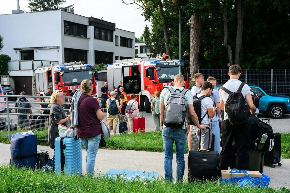 400 ICE-Passagiere aus Tunnel bei Wien gerettet 400 ICE-Passagiere aus Tunnel bei Wien gerettet