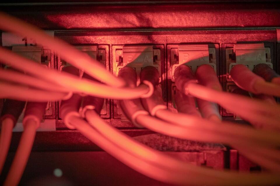 Glasfaserkabel in einem Serverraum Glasfaserkabel in einem Serverraum