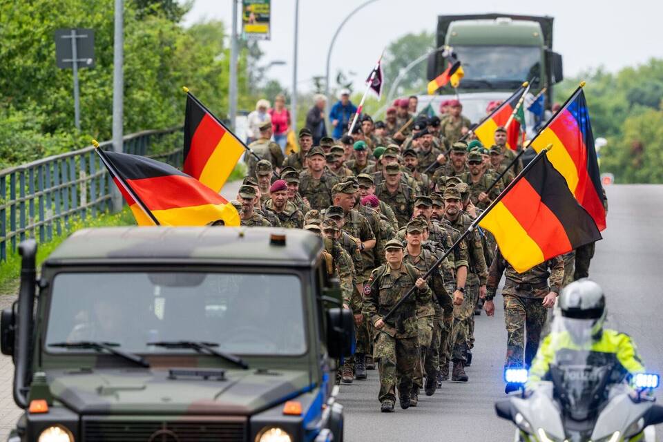 Gedenkmarsch für verstorbene Soldaten Gedenkmarsch für verstorbene Soldaten