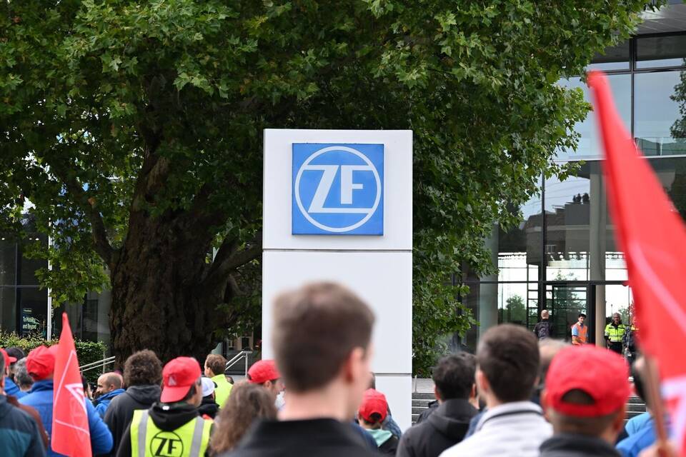 Protest von ZF-Betriebsrat gegen weitere Sparmaßnahmen Protest von ZF-Betriebsrat gegen weitere Sparmaßnahmen