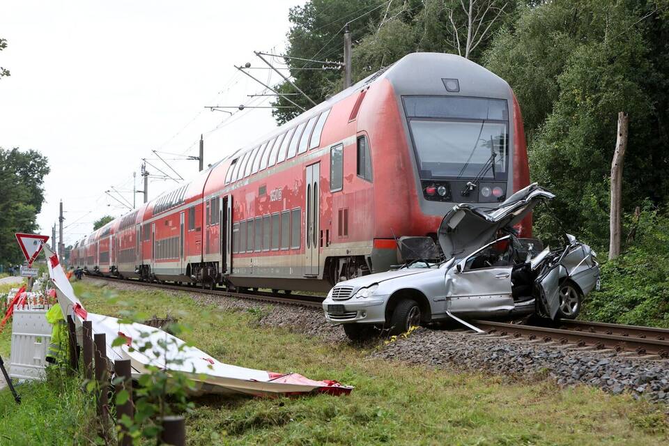 Junge und Mann sterben bei Zusammenstoß von Zug und Auto Junge und Mann sterben bei Zusammenstoß von Zug und Auto