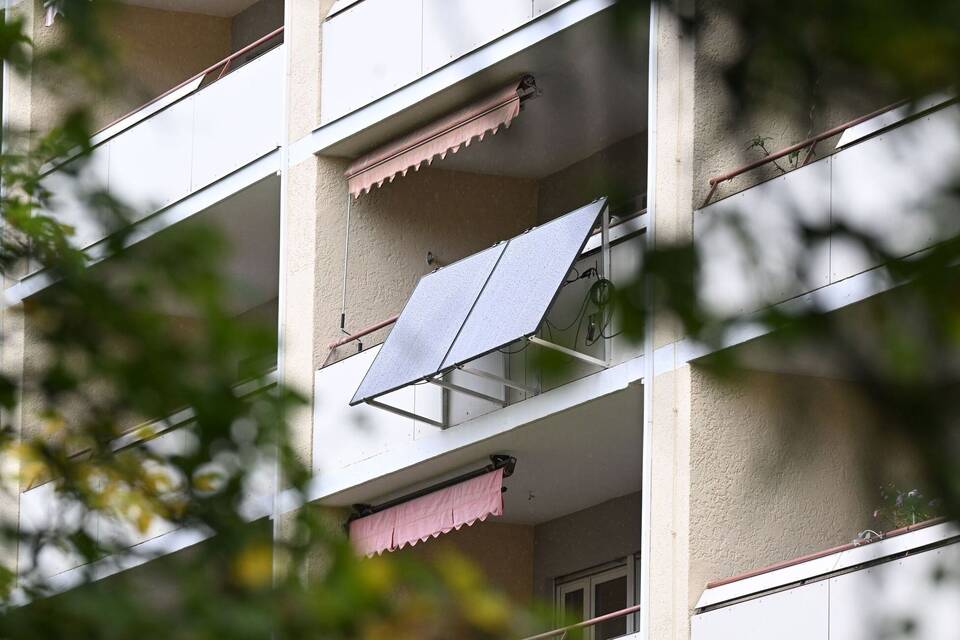Balkonkraftwerk hängt an einem Wohnhaus