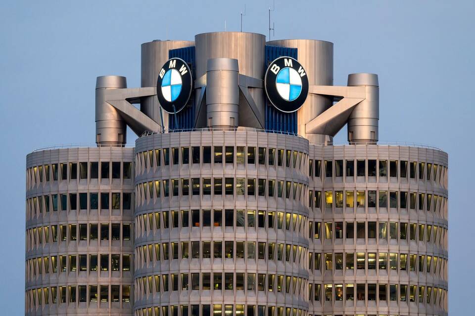 BMW Konzernzentrale mit BMW Logo BMW Konzernzentrale mit BMW Logo