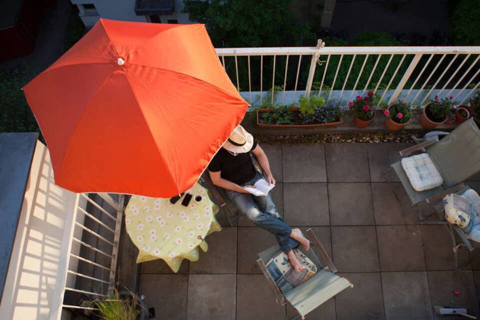 Schönheitskur fürs zweite Wohnzimmer: Balkon und Terrasse vorbereiten