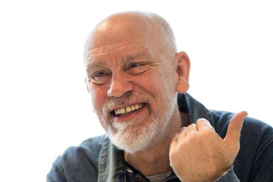 Uraufführung in Hamburg: John Malkovich als Diktator in der ...