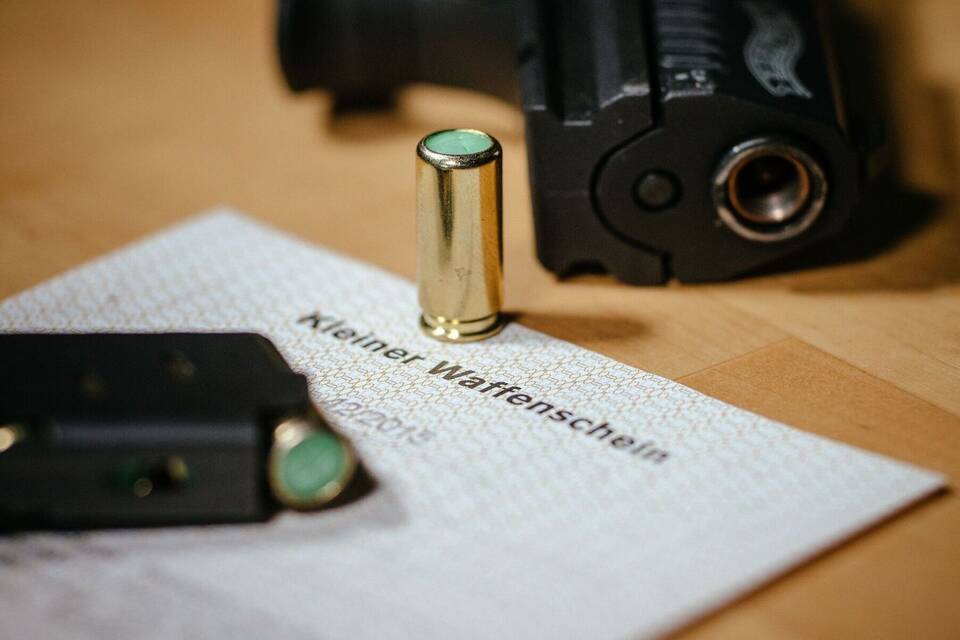 Kleiner Waffenschein und Schreckschuss-Pistole "Walther P22"