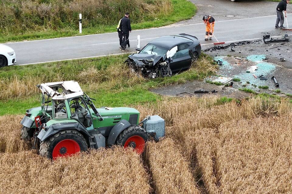 Schwerer Unfall zwischen Traktor und Auto