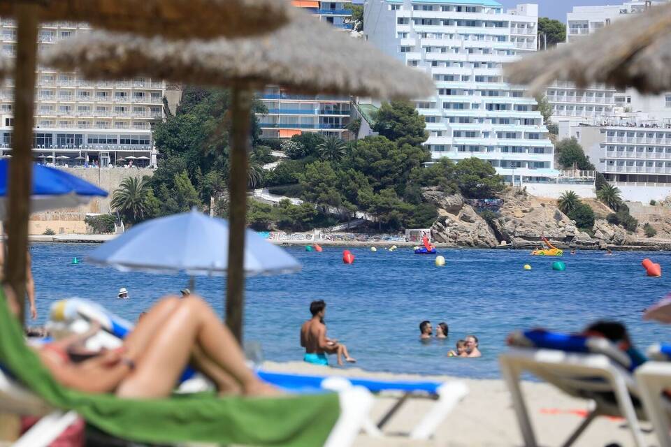 Vor der Kulisse zahlreicher Hotels entspannen Touristen am Strand