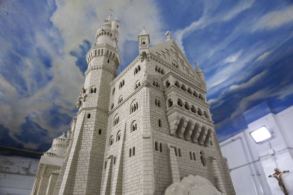 Künstler baut Schloss Neuschwanstein aus Sandstein nach Künstler baut Schloss Neuschwanstein aus Sandstein nach