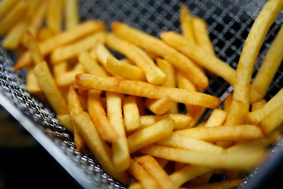 Pommes in der Fritteuse
