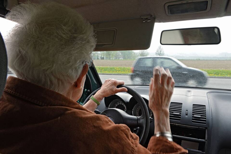 Seniorin fährt Auto
