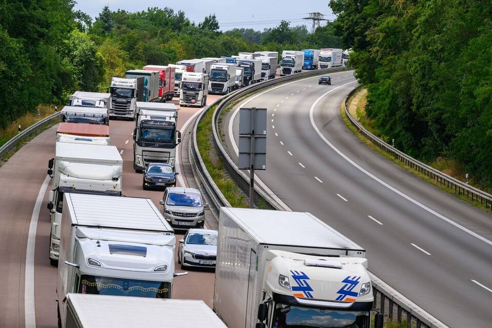 Kilometerlanger Stau auf A12 wegen Grenzkontrollen