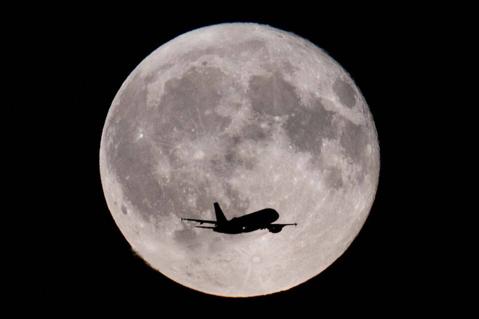 Flugzeug vor dem Vollmond