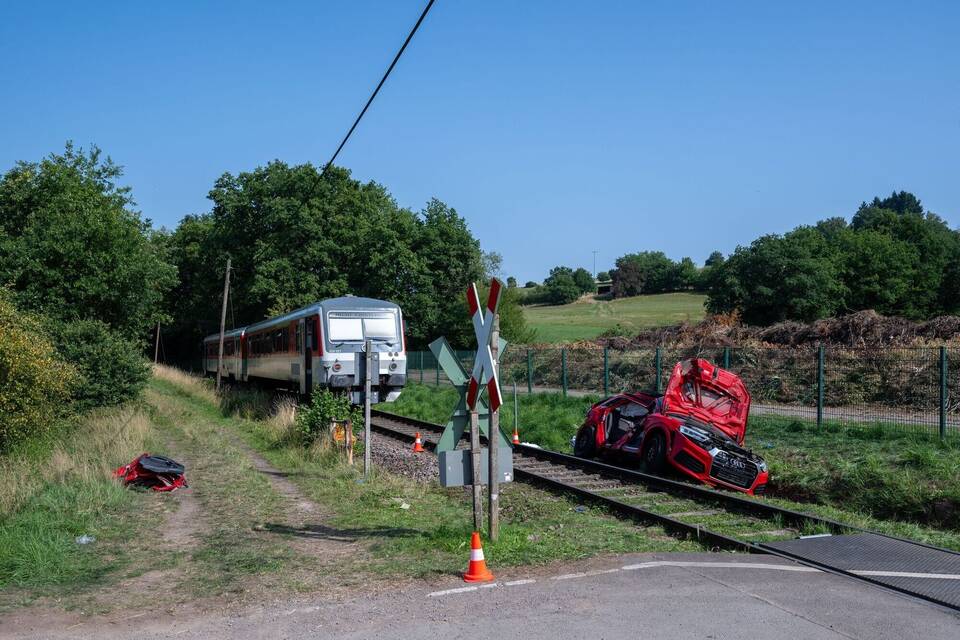 Jugendliche stirbt bei Zusammenstoß von Auto mit Regionalbahn