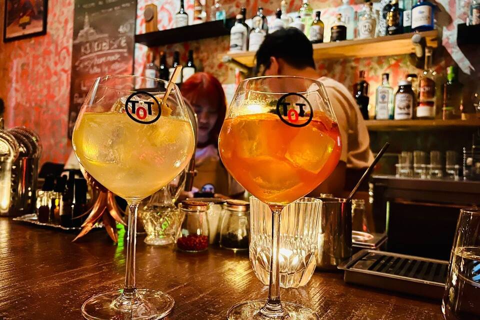 Drinks stehen auf der Theke einer Bar