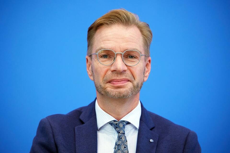 Steuerzahlerbund: Beamtenstatus auf den Prüfstand stellen Steuerzahlerbund: Beamtenstatus auf den Prüfstand stellen