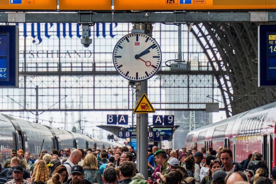 Reisende im Frankfurter Hauptbahnhof