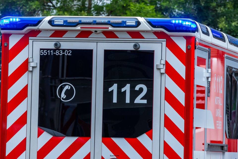 Rettungsfahrzeug im Blaulicht-Einsatz Rettungsfahrzeug im Blaulicht-Einsatz