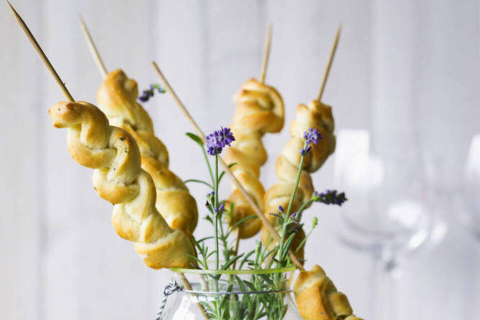 Herzhaft, vegetarisch, Mini-Burger - Food-Pops sind Häppchen am Stiel Herzhaft, vegetarisch, Mini-Burger - Food-Pops sind Häppchen am Stiel