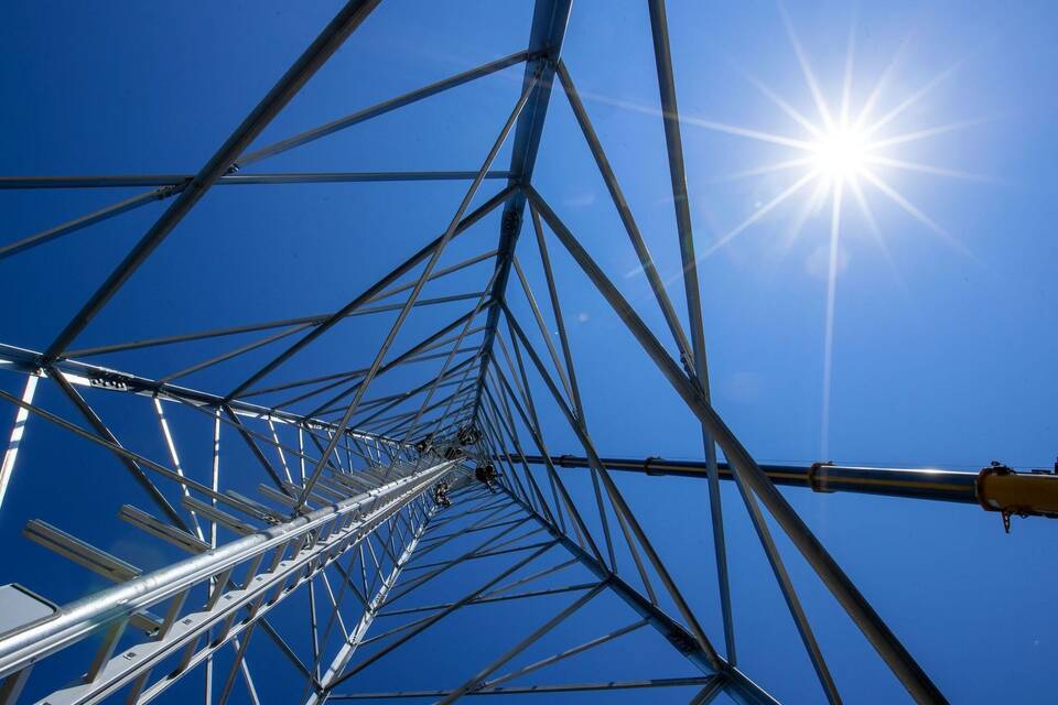 Errichtung des Funkmasts für das 450-MHz-Netz Errichtung des Funkmasts für das 450-MHz-Netz