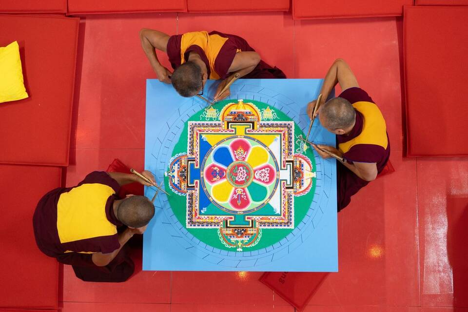 Tibetische Mönche streuen Sandmandala Tibetische Mönche streuen Sandmandala