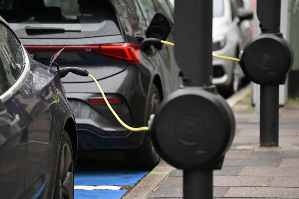 Elektroautos an E-Ladesäulen Elektroautos an E-Ladesäulen