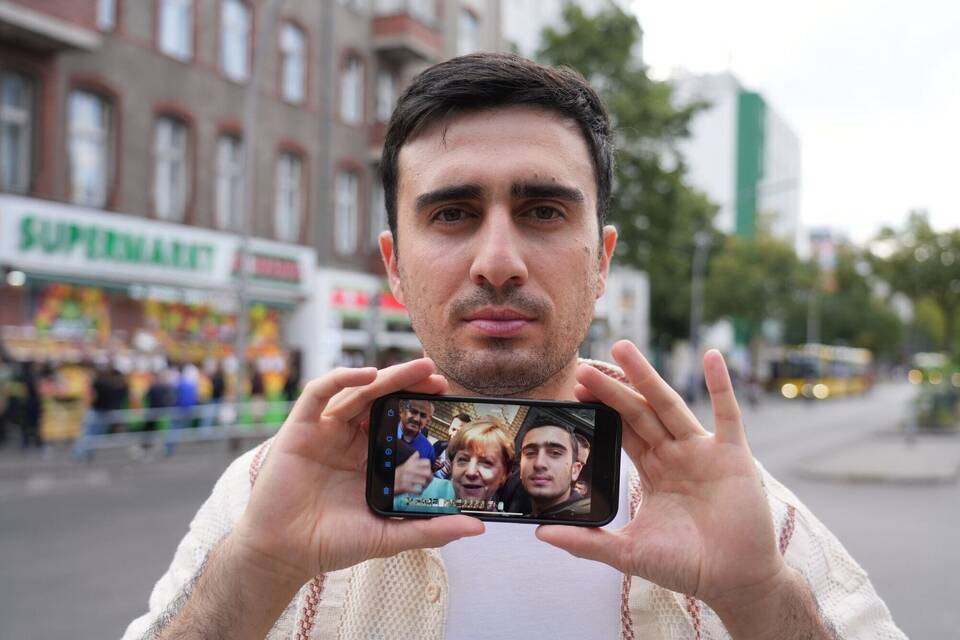 Anas Modamani – 10 Jahre nach dem Merkel-Selfie Anas Modamani – 10 Jahre nach dem Merkel-Selfie