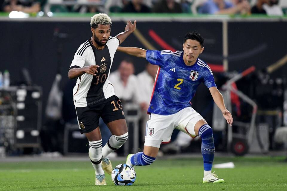 Yukinari Sugawara (r) Yukinari Sugawara (r)