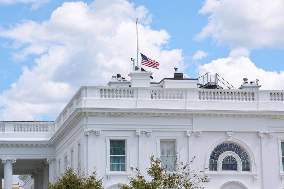 Trump setzt Flaggen auf halbmast nach Todesschüssen auf Kinder