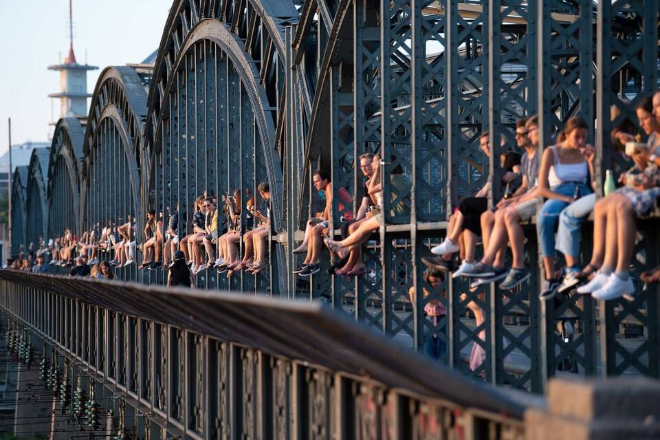 Junge Menschen genießen die Sonne auf der Hackerbrücke