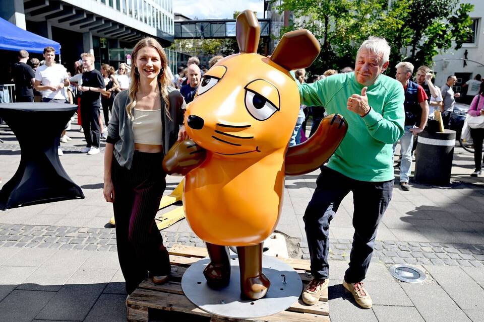 Reparierte Maus-Figur wird wieder aufgestellt Reparierte Maus-Figur wird wieder aufgestellt