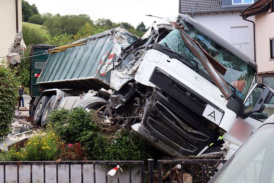 Lastwagen prallt gegen Hauswand