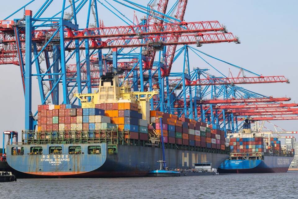 Containerschiffe im Hafen Hamburg Containerschiffe im Hafen Hamburg