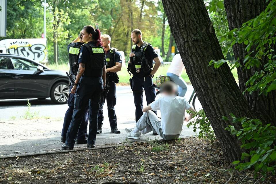 Auto fährt in Berlin-Wedding in Menschengruppe Auto fährt in Berlin-Wedding in Menschengruppe