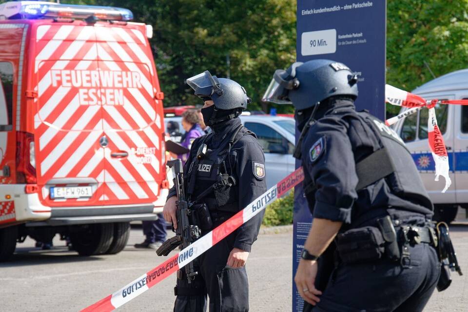 Polizeieinsatz an Berufskolleg in Essen - Lehrkraft verletzt