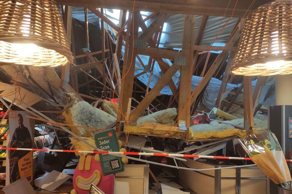 Zwei Schwerverletzte bei Einsturz von Supermarktdach Zwei Schwerverletzte bei Einsturz von Supermarktdach