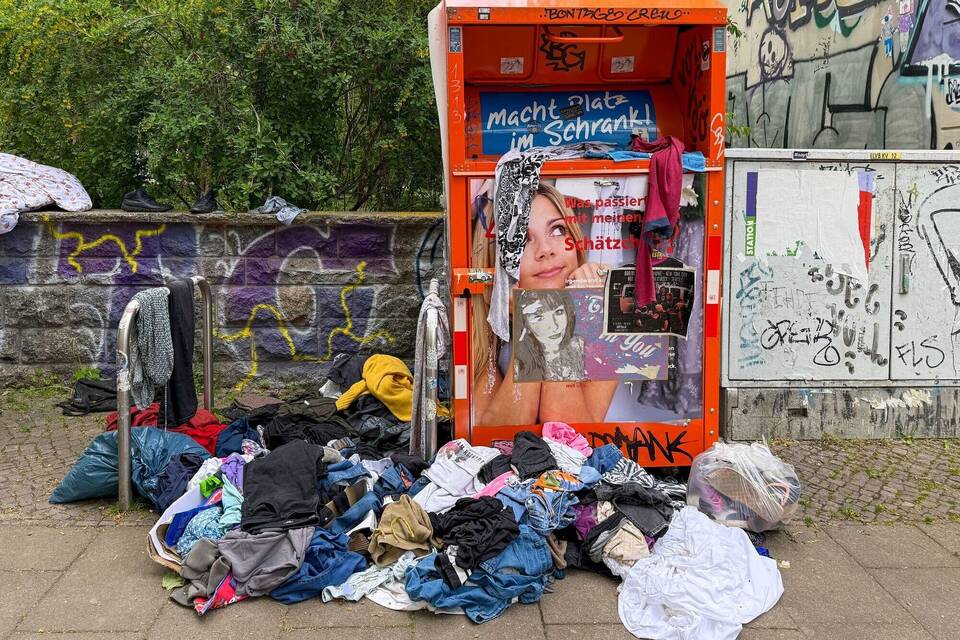 Müll am Kleidercontainer