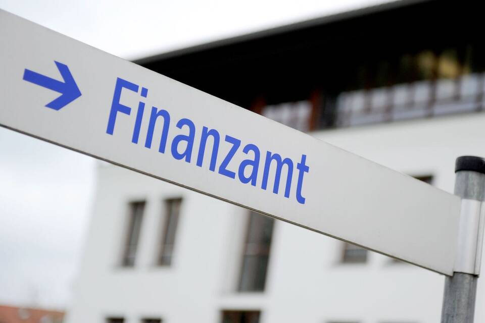 Richtungsschild Finanzamt
