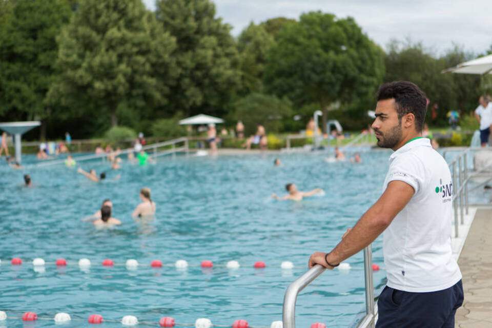 Syrischer Rettungsschwimmer verbessert sein Deutsch am Beckenrand