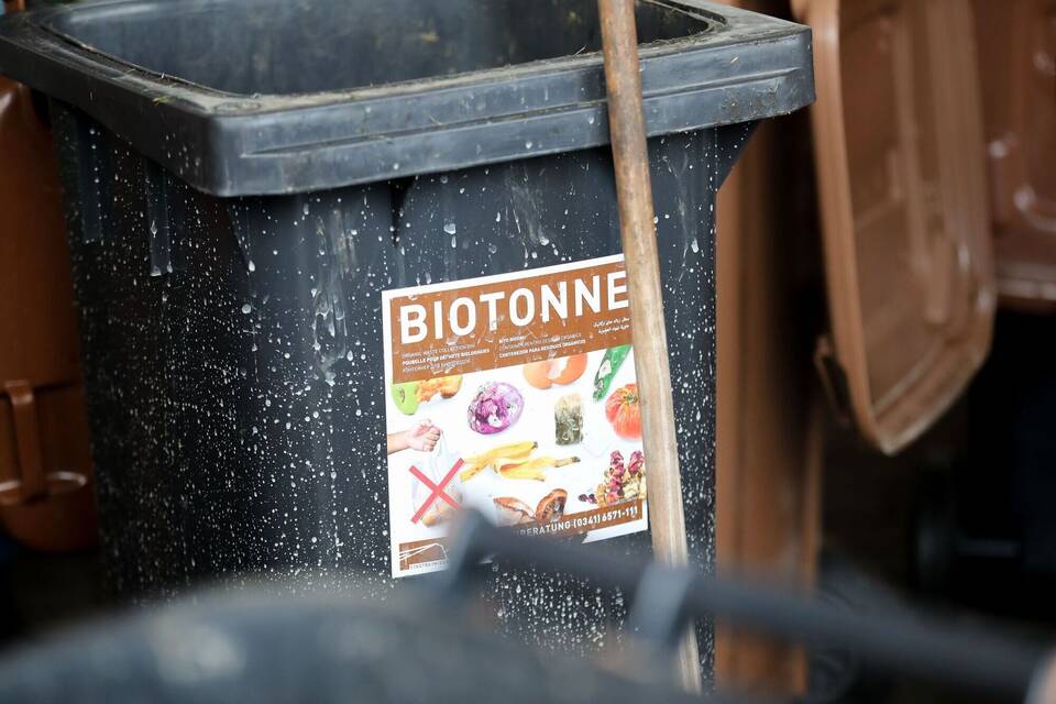 Inhalt von Biotonnen wird untersucht Inhalt von Biotonnen wird untersucht