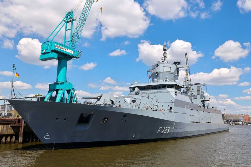 Fregatte an Kaimauer der Norderwerft im Hamburger Hafen