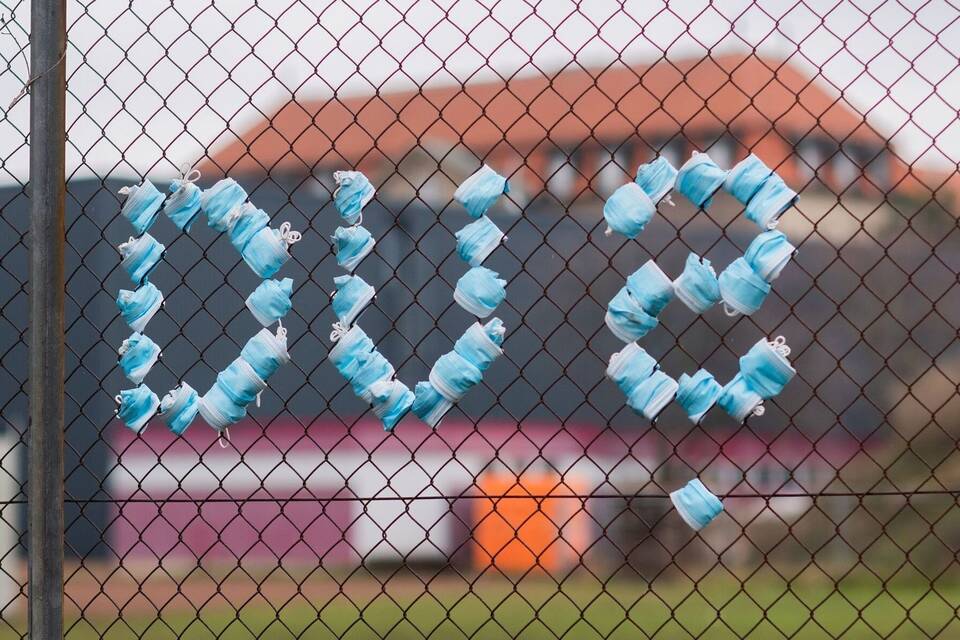 Schriftzug «Du» an einem Zaun