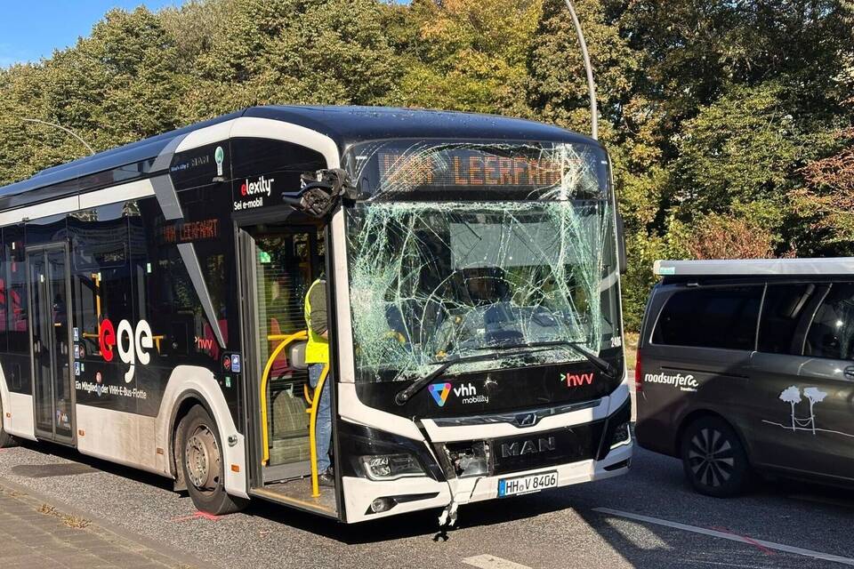 Zwei Busse in Hamburg zusammengestoßen Zwei Busse in Hamburg zusammengestoßen