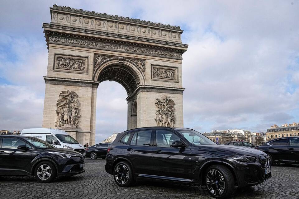 SUV in Paris.