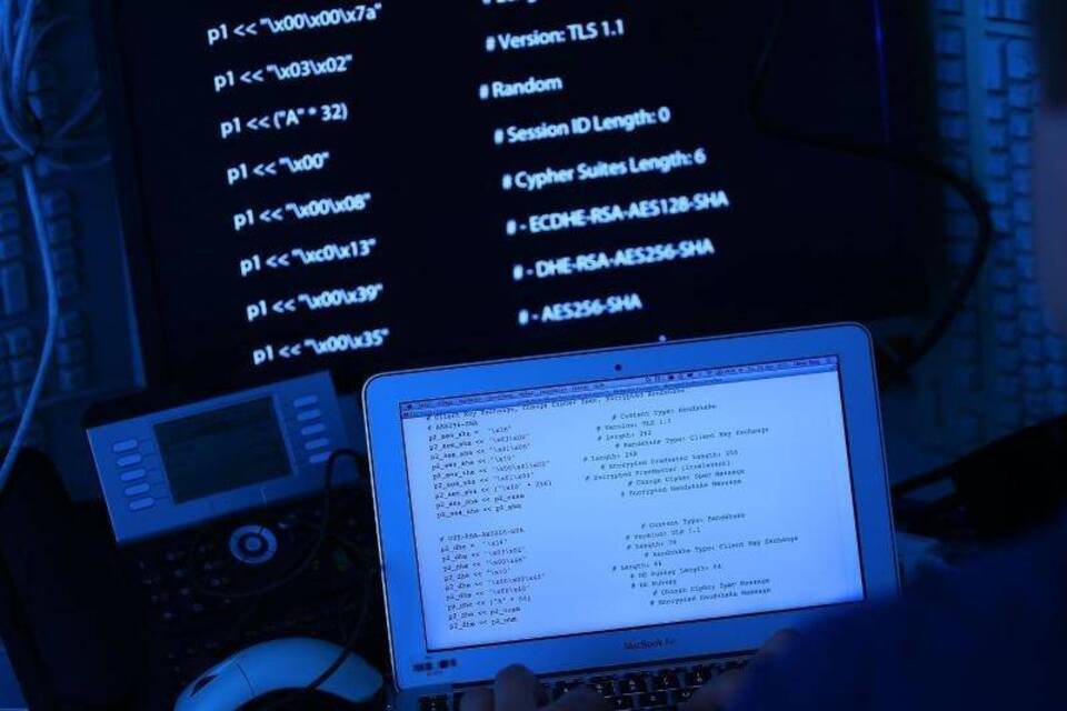 Computer mit Quellcode Computer mit Quellcode