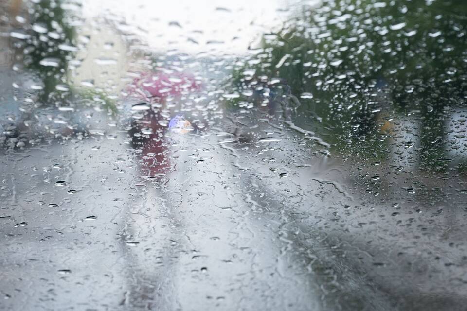 Regentropfen an Scheibe