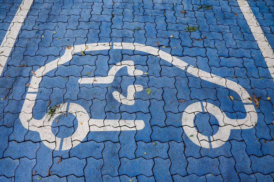 Elektromobilität – Parkplatz an Schnellladesäule