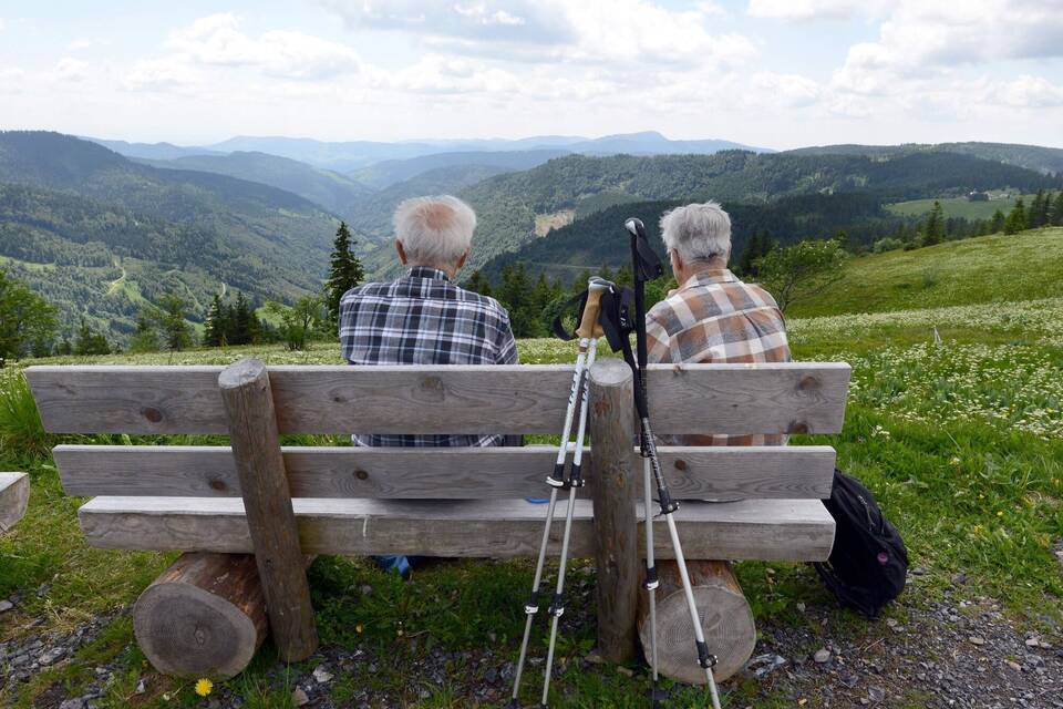 Zwei Männer sitzen auf einer Bank